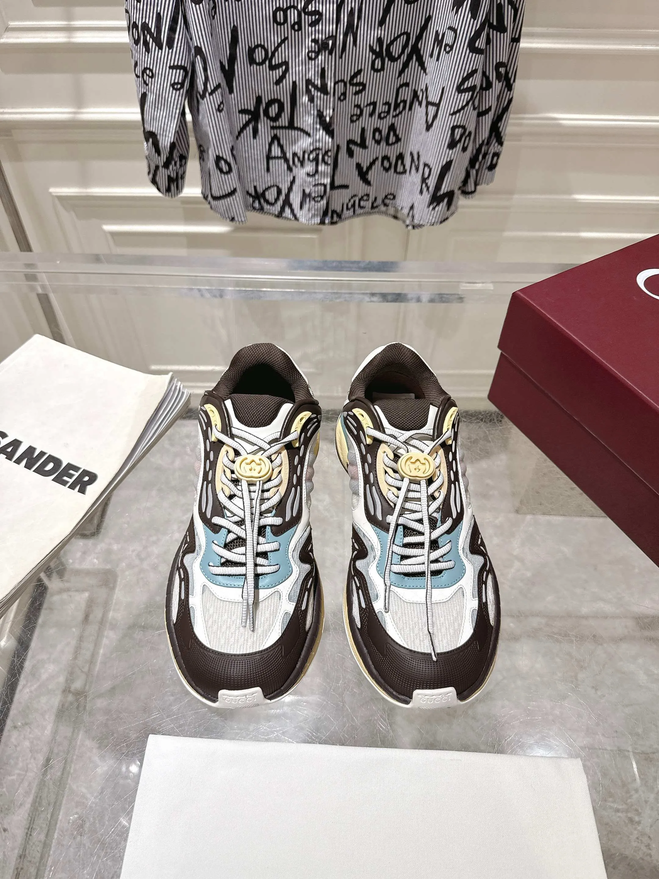 👟👟Ex-factory price 980👟👟Upgraded version with airplane case Gucci Gucci 25ss hot new style couple style retro sports shoes dad shoes This Gucci 2.0 reinterprets the brand's iconic striped webbing elements. This new interpretation of iconic details uses EVA thick soles with a smart silhouette, bringing a stable and comfortable wearing experience. Delivered in exquisite packaging. Fabric: Made of original imported cowhide/technical fabric. Inner foot pad: Breathable mesh. Heel height: 4cm. Sole: Original customized ultra-light foam rubber outsole. Size: 35-45 (women's size 40, men's size 45, custom-made, non-returnable)